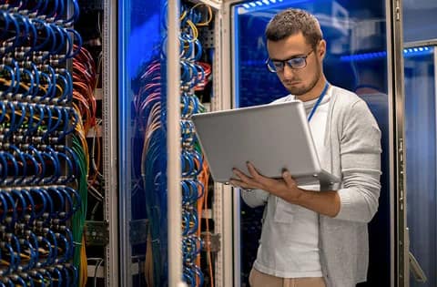 Trabajador de IT en data center